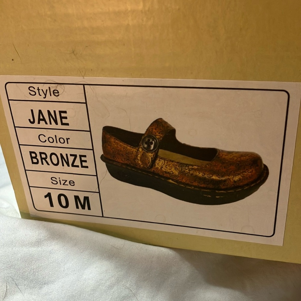 🆕 Ingaro Stylish Bronze Platform Shoes (comfort fit) size 10 (fits true 2 size)
